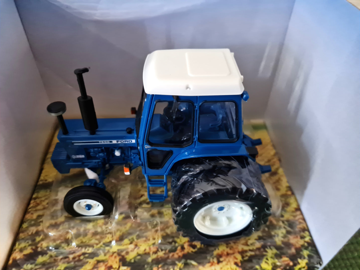 Ford 7600 Tractor with Rear Duals - 1/32